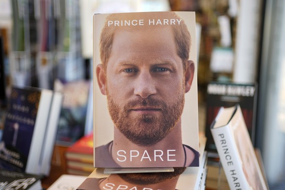 Copias del nuevo libro del Príncipe Harry titulado "  Repuesto "  Exhibido en Sherman's Bookstore en Freeport, Maine, el martes 10 de enero de 2023. Las memorias del Príncipe Harry ofrecen una salida diversa...