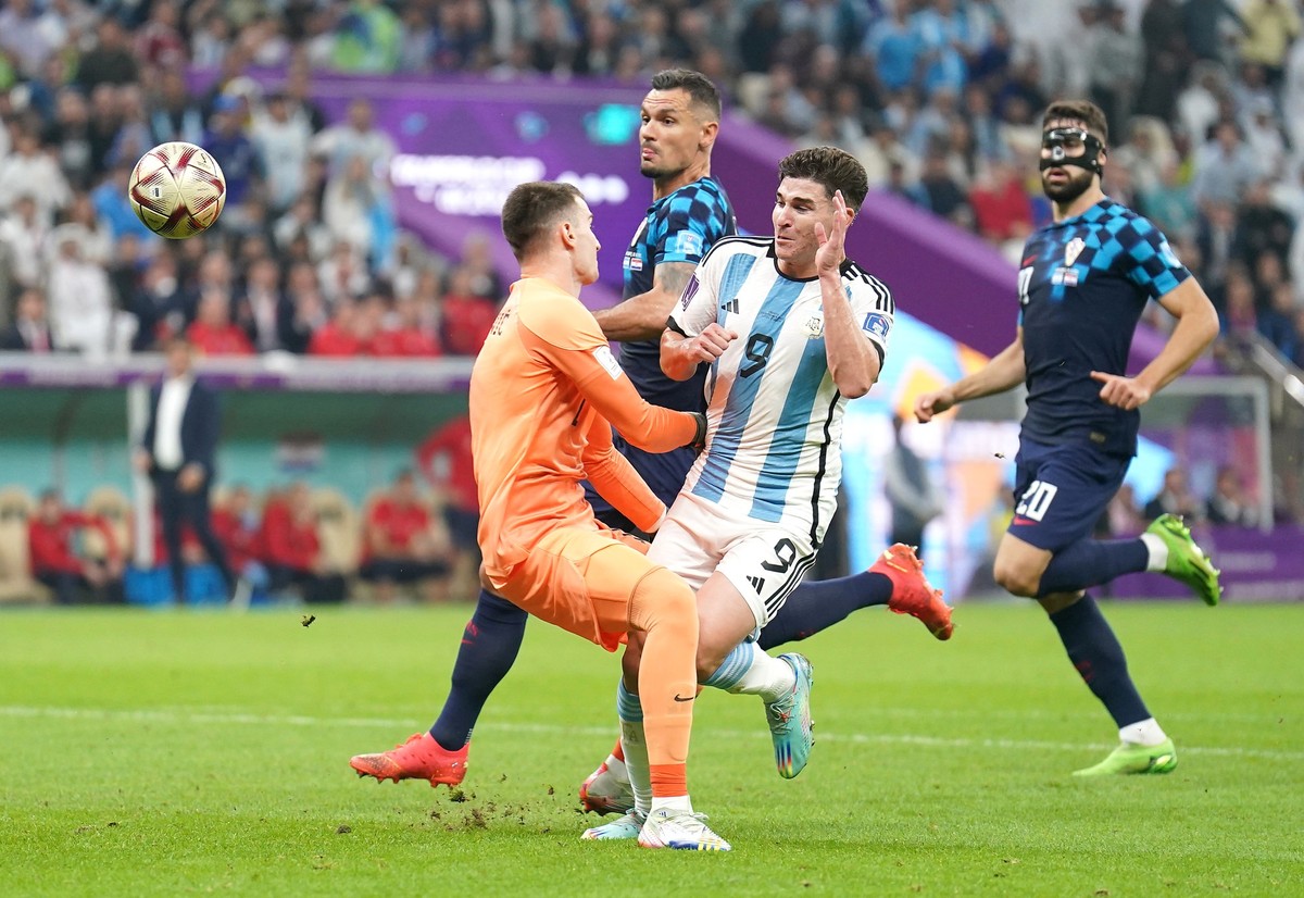 13.12.2022, Katar, Lusail: Fußball, WM 2022 in Katar, Argentinien - Kroatien, Halbfinale, im Lusail Stadion, Kroatiens Torhüter Dominik Livakovic (l) foult den Argentiniens Julian Alvarez im Strafraum ...