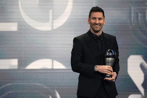 27.02.2023, Frankreich, Paris: Lionel Messi aus Argentinien, Fußballer von Paris Saint-Germain, steht nach der Verleihung des Preises für den besten FIFA-Spieler bei der Kür des Weltfußballers und der ...