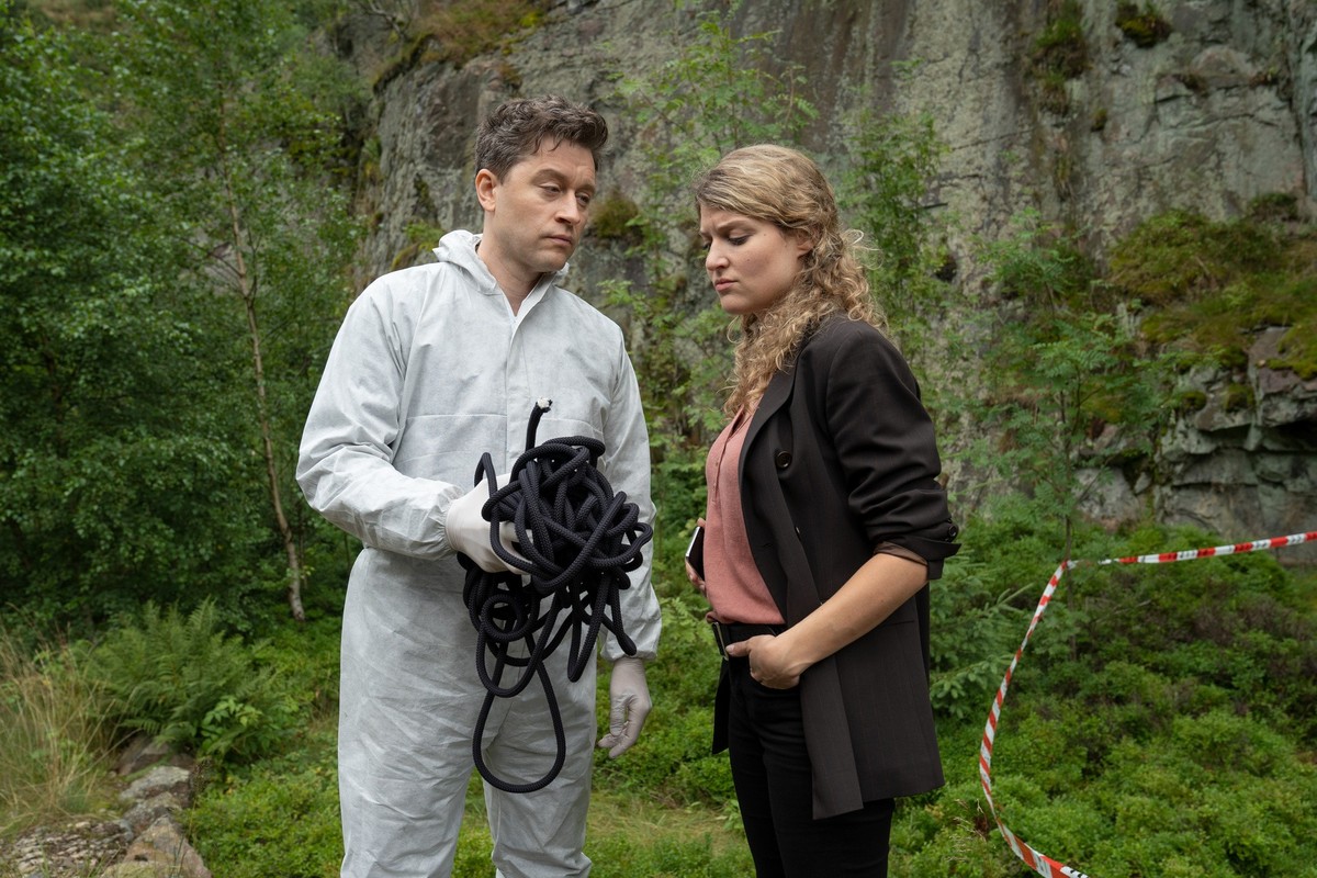 Kriminaltechniker Maik Baumann (Adrian Topol) zeigt Kommissarin Karina Szabo (Lara Mandoki) das Absturzseil.