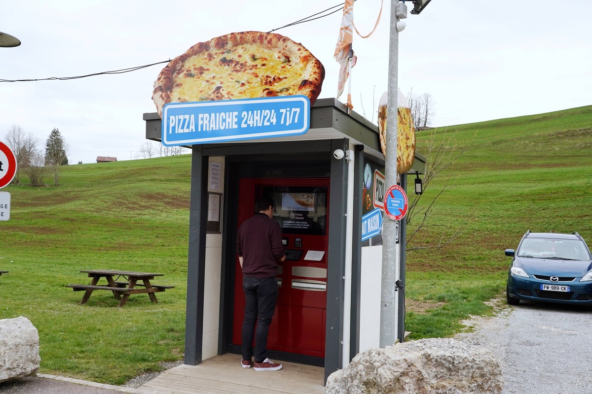 Foto Manuel Geisser 27.04.2023 Frankreich, Verkaufsautomat Bild : Pizza aus dem Automaten *** Photo Manuel Geisser 27 04 2023 France, vending machine picture pizza from machine