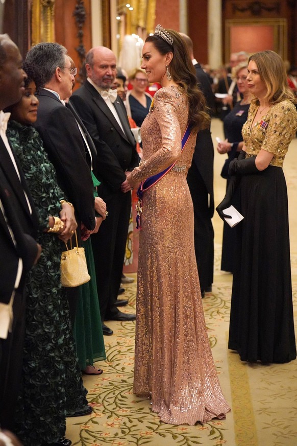 05.12.2023, Gro�britannien, London: Kate (M), Prinzessin von Wales, spricht bei einem Abendempfang f�r Mitglieder des Diplomatischen Korps im Buckingham Palace mit G�sten. Foto: Jonathan Brady/PA Wire ...