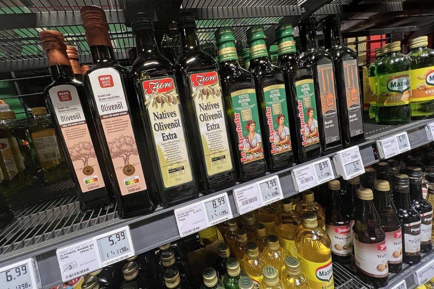 Supermarktregal mit Olivenoel Flaschen. *** Supermarket shelf with olive oil bottles