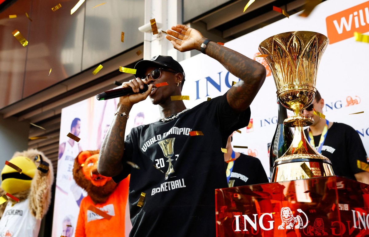 Basketball - FIBA World Cup 2023 - Germany celebrate after winning the World Cup - Frankfurt, Germany - September 12, 2023 Germany&#039;s Dennis Schroder speaks to the fans during the celebration REUT ...