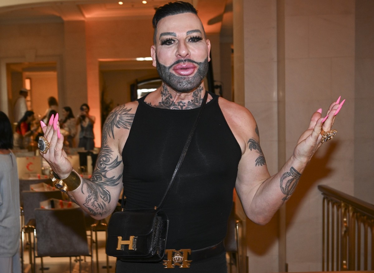 ARCHIV - 12.07.2023, Berlin: Der Designer Harald Glööckler kommt bei der Berlin Fashion Week zur Show von Anja Gockel in das Hotel Adlon. (zu dpa «Ex-Teilnehmer Glööckler: Dschungelcamp hat den Fernse ...