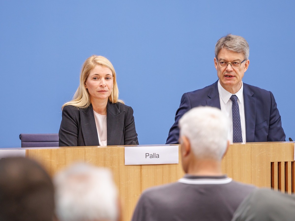 22.09.2025, Berlin: Bundesverkehrsminister Patrick Schnieder (CDU, r) die designierte neue Bahnchefin Evelyn Palla (M) und Dirk Rompf stellen zusammen die neue Bahn-Strategie vor. Mitte August hatte S ...