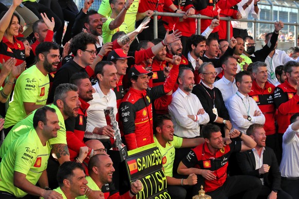 Gemeinsames Siegerfoto mit allen Ferrari-Mitarbeiter nach dem Sieg in Silverstone.