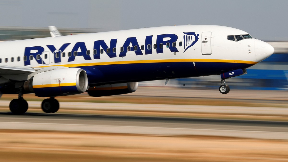 FILE PHOTO: A Ryanair Boeing 737-800 airplane takes off from the airport in Palma de Mallorca, Spain, July 29, 2018. Picture taken July 29, 2018. REUTERS/Paul Hanna/File Photo