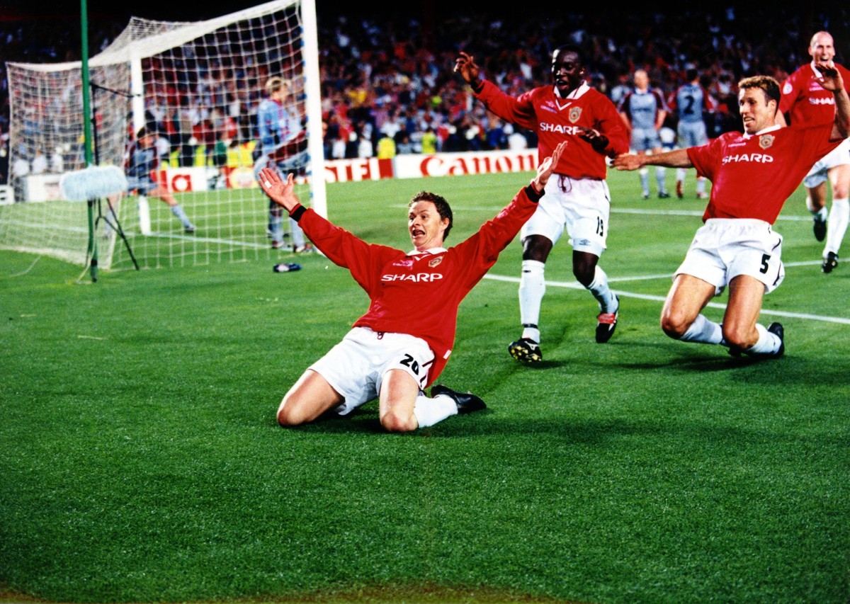 Ole Gunnar Solskjaer freut sich zusammen mit Dwight Yorke und Ronny Johnsen (alle Manchester United) �ber seinen Siegtreffer