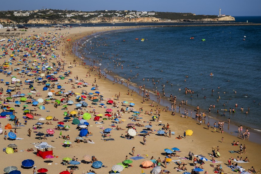 13.07.2023, Portugal, Portimao: Menschen verbringen an einem hei