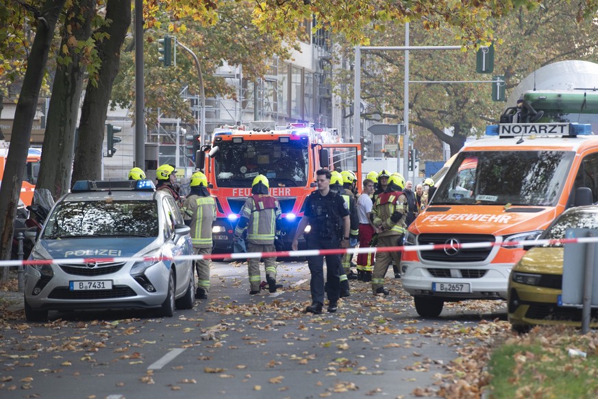 31.10.2022, Berlin: Einsatzfahrzeuge von Polizei und Feuerwehr stehen an der Bundesallee in Berlin-Wilmersdorf, wo eine Radfahrerin bei dem Verkehrsunfall mit einem Lastwagen lebensgefährlich verletzt ...