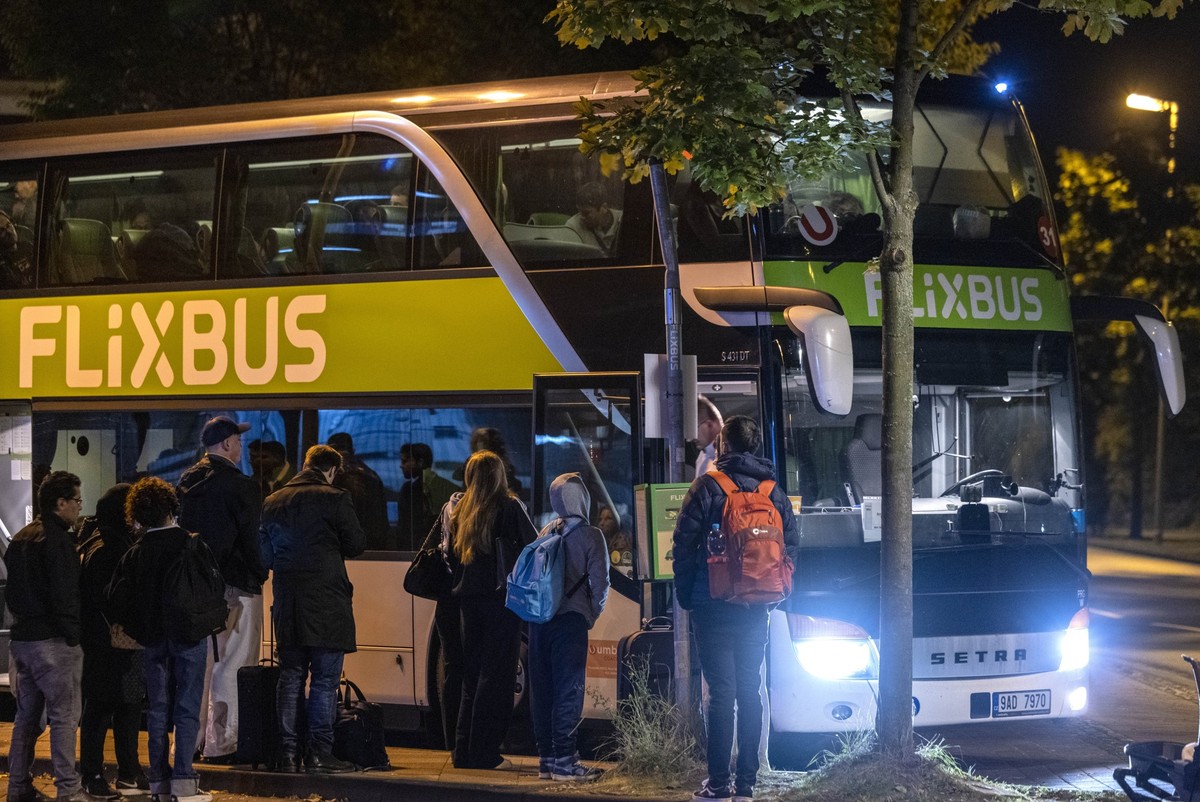 06.10.2023, Nordrhein-Westfalen, Bonn: Menschen warten mit ihrem Gepäck an einer Bushaltestelle vor einem Flixbus. Das Statistische Bundesamt veröffentlicht am 06.10.2023 Zahlen zum Personenverkehr mi ...