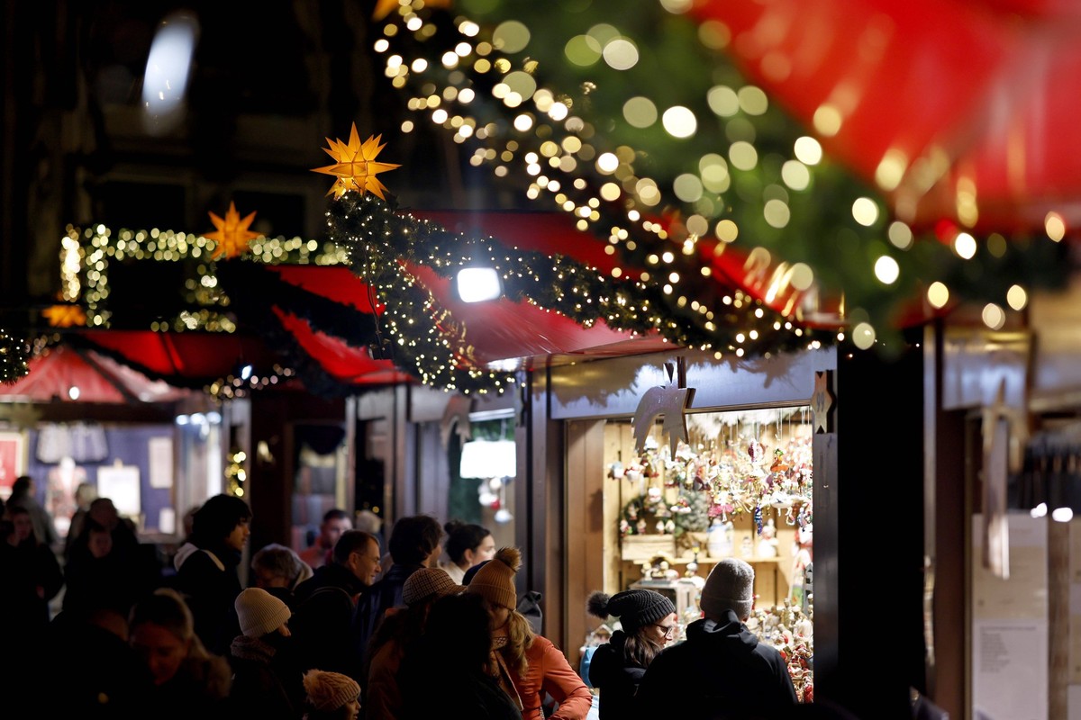 Der Weihnachtsmarkt am Dom in K�ln lockt in diesem Jahr wieder viele Besucher mit Kunsthandwerk, Live-Musik, Genuss und einer gro�en geschm�ckten Tanne mit Lichterketten. Im Bild Weihnachtsbuden. Symb ...