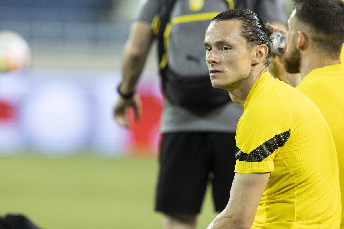 Fu�ball: Asienreise von Borussia Dortmund - �ffentliches Training am 29.11.2022 in Hanoi Vietnam. Dortmunds Nico Schulz beobachtet das Training *** Soccer Asia trip of Borussia Dortmund Public trainin ...