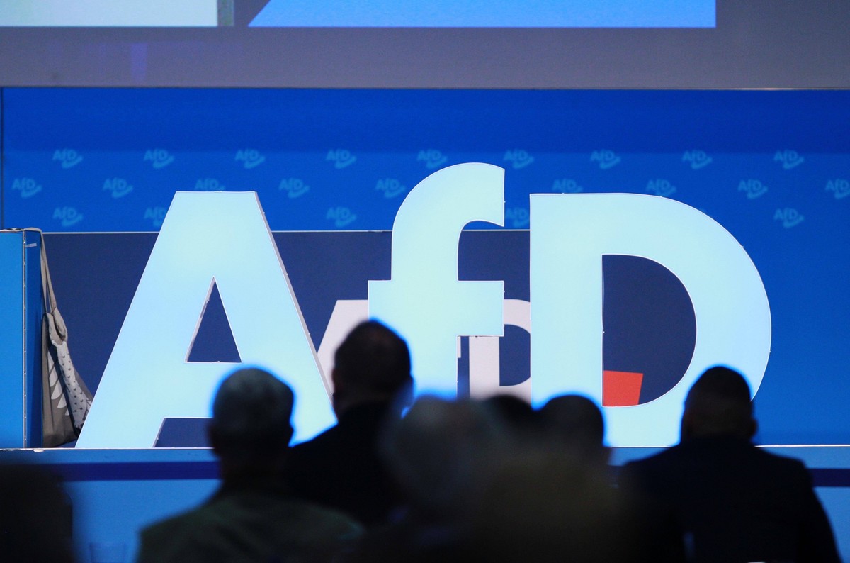 Magdeburg, Sachsen-Anhalt, Deutschland, 05.08.2023: AfD-Europawahlversammlung, AfD-Logo, davor Delegierte *** Magdeburg, Saxony Anhalt, Germany, 05 08 2023 AfD European election meeting, AfD logo, bef ...
