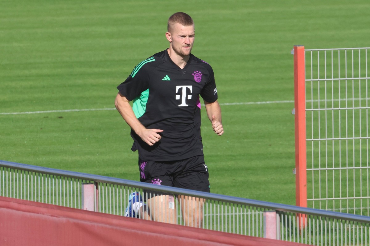 4 Matthijs de Ligt, beim Reha-Training, Fussball / FC Bayern Muenchen / Training an der Saebenerstrasse / 10.10.2023 / FOTO: Mladen Lackovic / LakoPress *** 4 Matthijs de Ligt, during rehab training,  ...