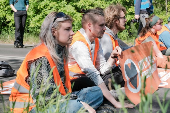 Letzte Generation Blockade next to Eviction of the Wuhlheide protest tree houses Letzte Generation mit Soli-Blockade am Rande des Waldes. Früh morgens am 17.5.2023 begann die Polizei in Berlin mit der ...