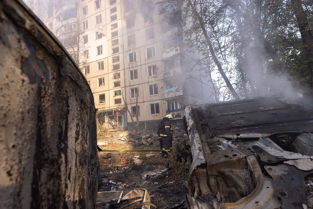 Ukraine-Konflikt, russischer Angriff trifft Wohnhaus in Charkiw Russian Federation Launched A Massive Attack On Kharkiv Firefighters put out the fire after the Russia s guided air bomb hit an apartmen ...