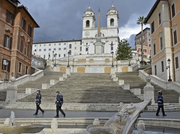 ARCHIV - 15.03.2021, Italien, Rom: Nur einige Polizisten patroullieren am Fu� der ber�hmten Spanischen Treppe. Fast ein Jahr nachdem er mit einem Maserati-Mietwagen die ber�hmte Spanische Treppe in Ro ...