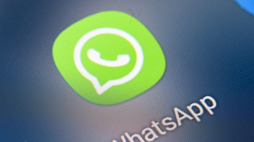 ARCHIV - 21.01.2022, Berlin: Auf dem Bildschirm eines Smartphones sieht man das Icon der App Whatsapp. Bei Whatsapp sind am Dienstag weitreichende technische St