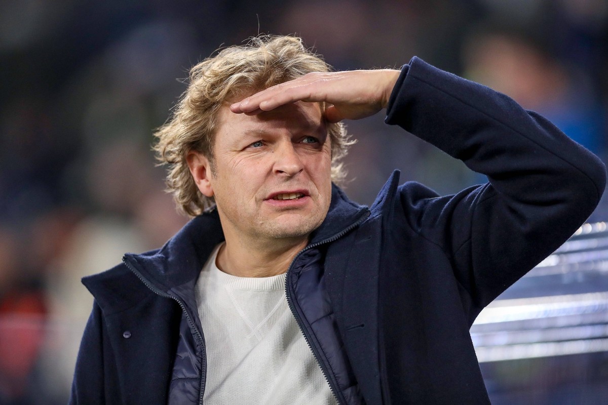 29.11.2024, Fu�ball, FC Schalke 04 - 1. FC Kaiserslautern, 2. Fu�ball Bundesliga, Veltins-Arena Gelsenkirchen, Saison 2024 2025: Youri Mulder S04 Sportdirektor gestikulierend suchend DFB regulations p ...