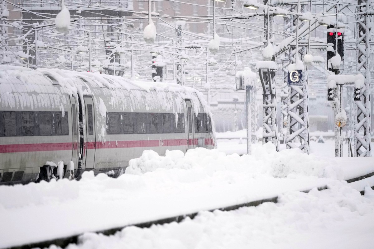 02.12.2023, Bayern, München: Ein ICE steht nach starkem Schneefall am Hauptbahnhof. Schnee und Eis haben im Süden Bayerns auf den Straßen und bei der Bahn für Chaos gesorgt. Foto: Matthias Schrader/AP ...