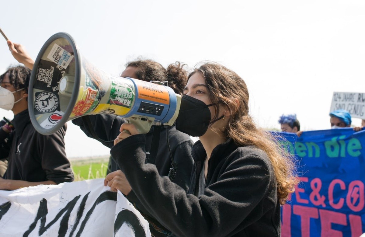 Die Klimaaktivistin Darya Sotoodeh demonstriert für mehr Klimaschutz.