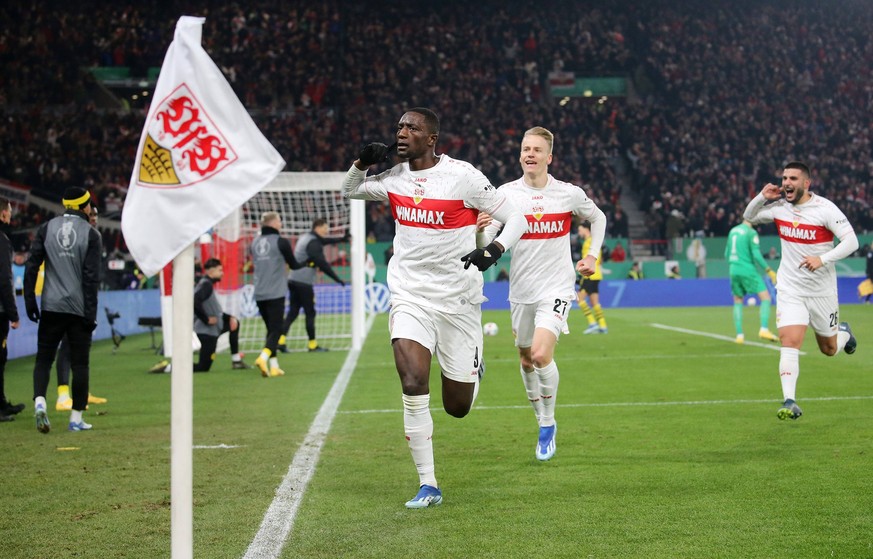 06.12. 2023, Deutschland, Stuttgart, Fußball DFB-Pokal Achtelfinale, VfB Stuttgart vs. Borussia Dortmund, v.l. Torschütze Serhou Guirassy VfB, vorn, Chris Führich jubeln über das Tor zum 1:0 Gemäß den ...