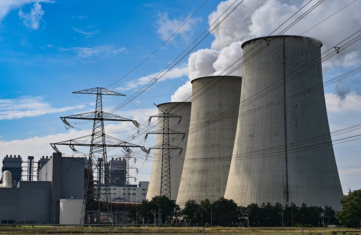 07.09.2022, Brandenburg, Peitz: Wasserdampf steigt aus K�hlt�rmen des Braunkohlekraftwerks J�nschwalde der Lausitz Energie Bergbau AG (LEAG). Am 09.09.2022 findet ein Sonderausschuss Strukturentwicklu ...