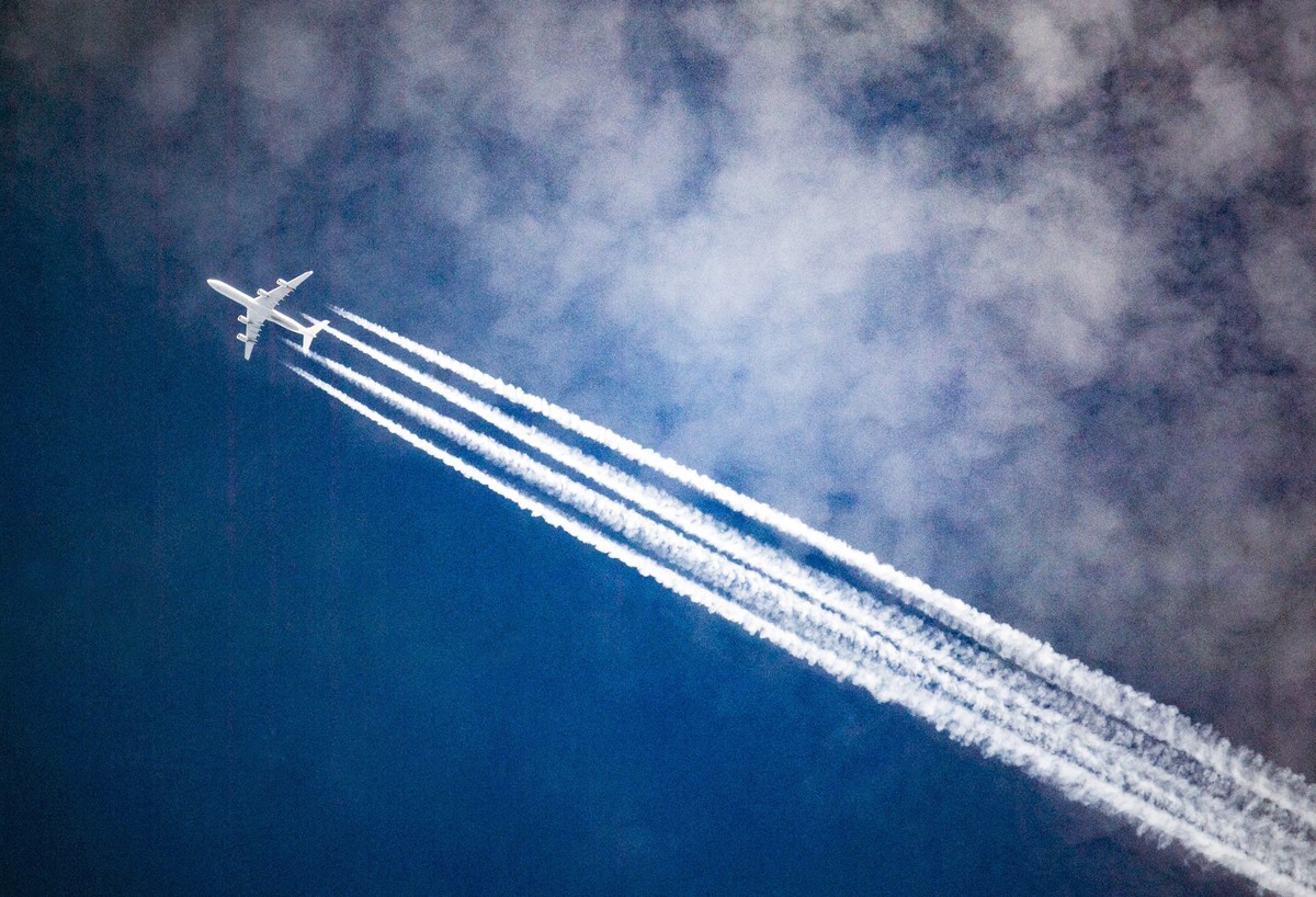 ARCHIV - Viele würden auch anders: Doch die Realität ist, dass der Anteil an Flugreisen laut neuesten Erhebungen bei deutschen Urlaubern so hoch wie nie liegt. (zu dpa: «Folgt auf die Flugscham der Zu ...