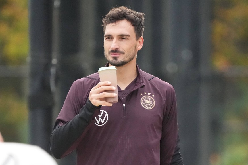 Mats Hummels Deutschland Germany trinkt Kaffee - Foxborough 10.10.2023: Training Deutsche Nationalmannschaft, New England Revolution, Trainingsgel