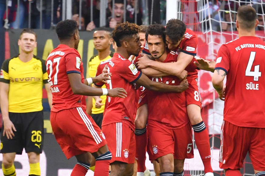 Torjubel um Mats HUMMELS (Bayern Muenchen) nach Tor zum 1-0 mit Javi (Javier) MARTINEZ (Bayern Muenchen), Kingsley COMAN (Bayern Muenchen), David ALABA (Bayern Muenchen), Aktion,Jubel,Freude,Begeister ...