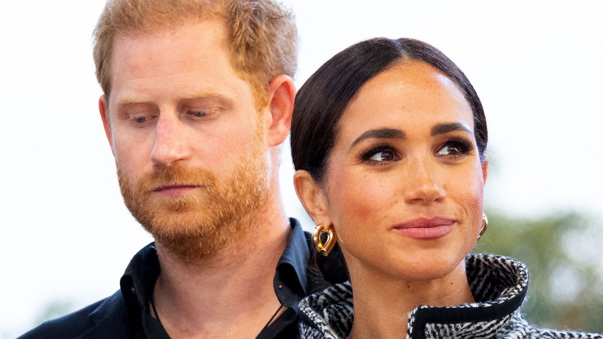ARCHIV - 22.09.2023, USA, Santa Barbara: Prinz Harry (hinten), Herzog von Sussex, und seine Frau Meghan, Herzogin von Sussex, während des One805LIVE! Music Festivals. (zu dpa «Wirbel um zurückgezogene ...