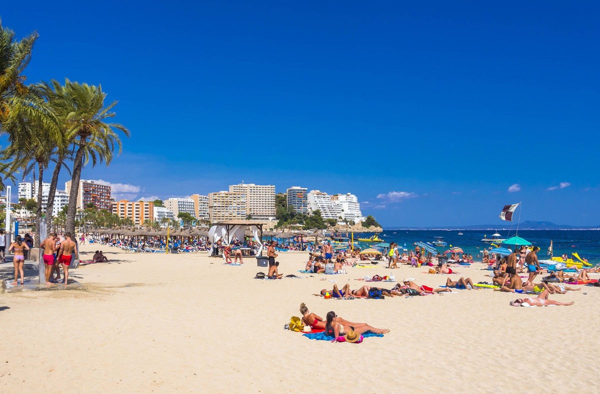 Spain, Baleares, Mallorca, Magaluf, view to bustling beach PUBLICATIONxINxGERxSUIxAUTxHUNxONLY AM003958