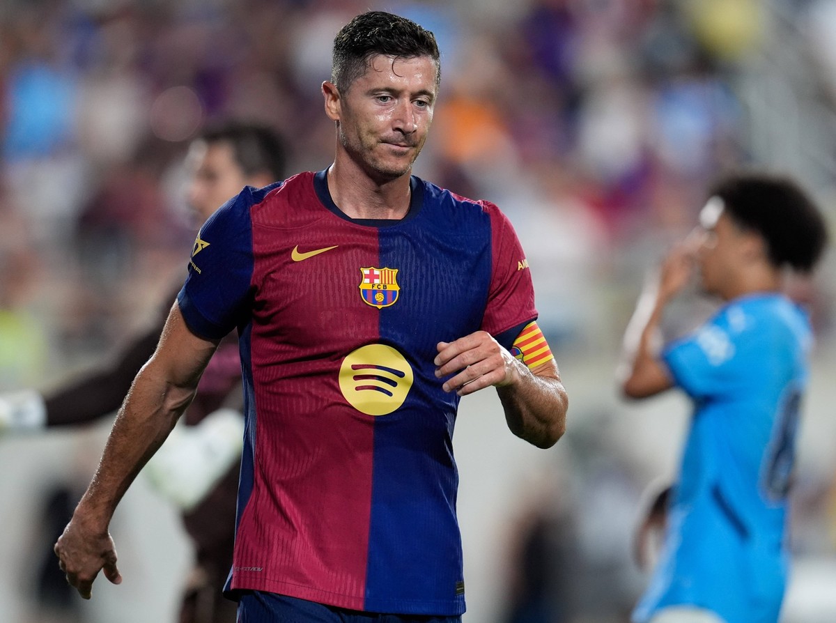 July 30, 2024, Orlando, Florida, USA: FC Barcelona, Barca forward ROBERT LEWANDOWSKI 9 reacts after a missed scoring opportunity during a preseason friendly soccer match between FC Barcelona and Manch ...