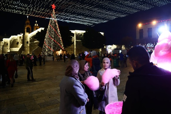 Daily Life In Bethlehem Women with cotton candy are seen in the Manger Square in Bethlehem, Palestinian Territories on December 28, 2022. Bethlehem Palestine PUBLICATIONxNOTxINxFRA Copyright: xJakubxP ...
