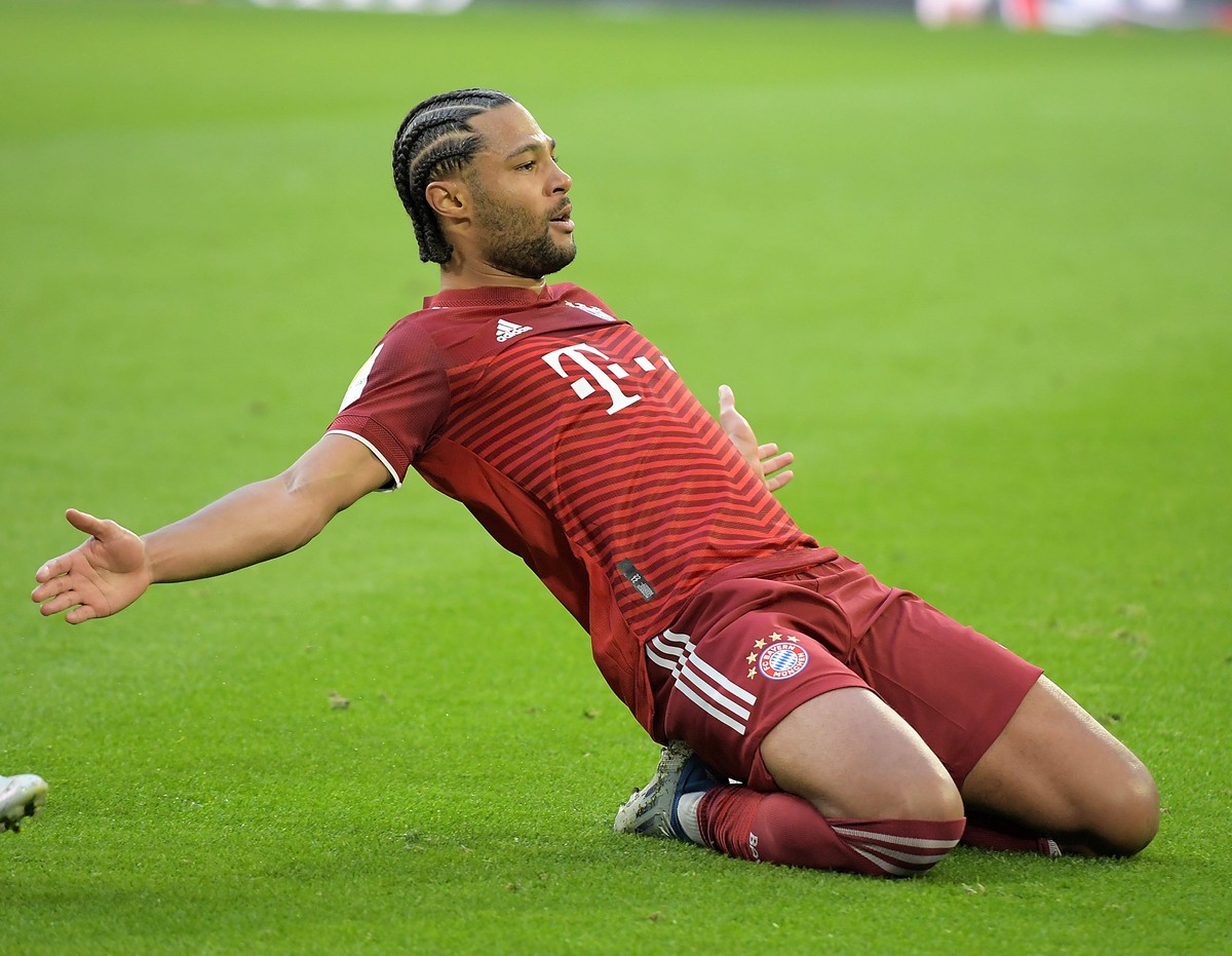 23.04.2022, xemx, Fussball 1.Bundesliga, FC Bayern Muenchen - Borussia Dortmund emspor, v.l. Serge Gnabry FC Bayern Muenchen celebrate the goal, Der Torjubel zum 2:0 wird nicht gegeben wegen Abseits D ...