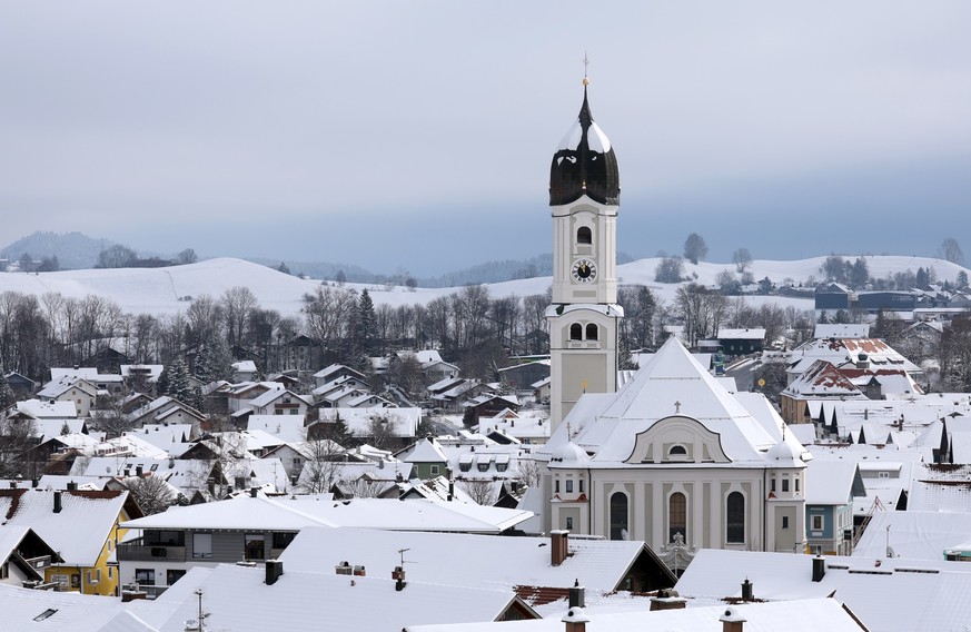 24.01.2023, Bayern, Nesselwang: Mit Schnee bedeckt sind die D