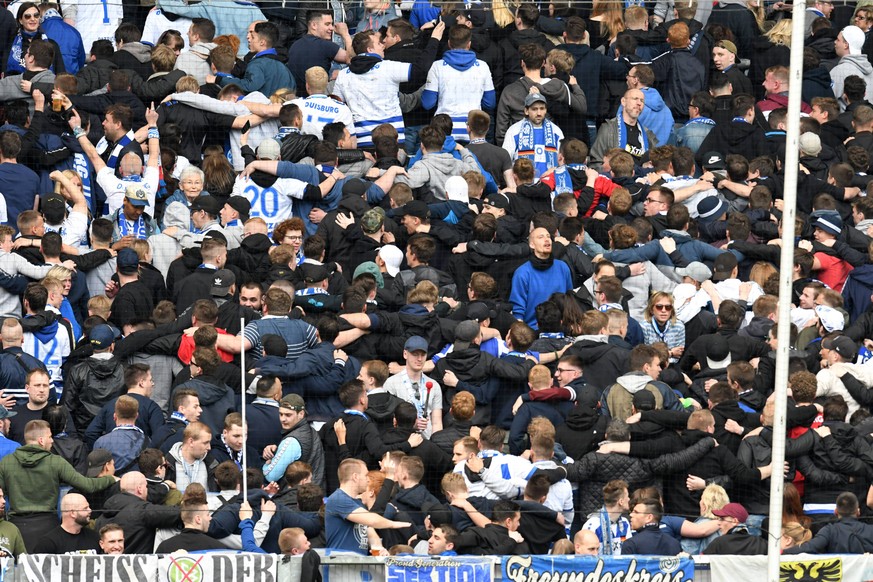 Fasst alle Fans haben nach einen erneuten Rueckstand dem Team den Ruecken zugewandt. 12.05.2019, Fussball, 2. Bundesliga, MSV Duisburg vs FC Heidenheim DFL REGULATIONS PROHIBIT ANY USE OF PHOTOGRAPHS  ...