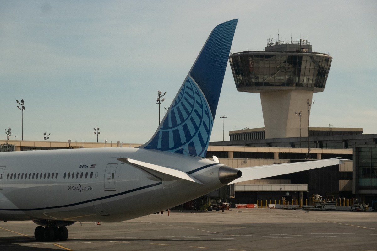 ARCHIV - 23.03.2025, USA, Newark: Der Flugsicherungsturm am Newark Liberty International Airport. (zu dpa: «Erneuter System-Ausfall an Flughafen Newark schürt Sorgen») Foto: Bryan Smith/ZUMA Press Wir ...