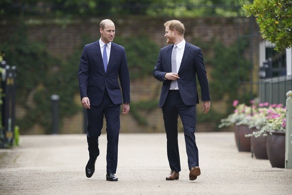 Der künftige König William und sein Bruder auf dem Weg zur Zeremonie der Statuen-Enthüllun.