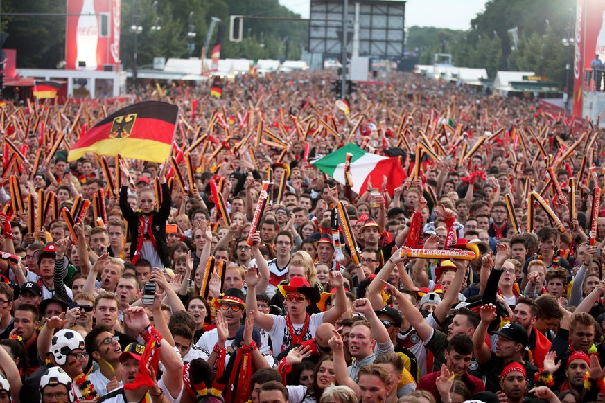 Berlin-Mitte: Fussball UEFA EM 2016 in Frankreich - Fanfest auf der StraÃüe des 17. Juni vor dem Brandenburger Tor - Deutsche und italienische Fans jubeln beim Public Viewing anlaesslich der Fussball  ...