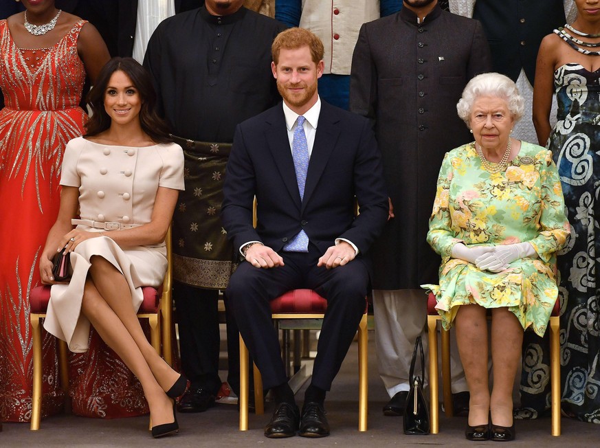 La Reine Elizabeth, Harry et Meghan assistent au Young Leaders Awards. PAP06181953 Queen Elizabeth II with the Duke and Duchess of Sussex at the Queen s Young Leaders Awards Ceremony at Buckingham Pal ...