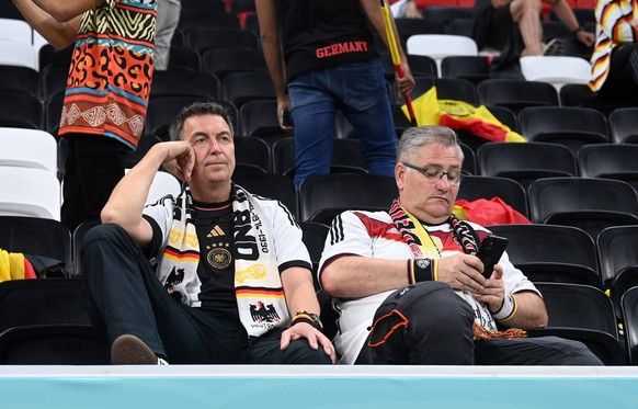 Deutsche Fans bleiben nach Abpfiff enttäuscht im Stadion sitzen.