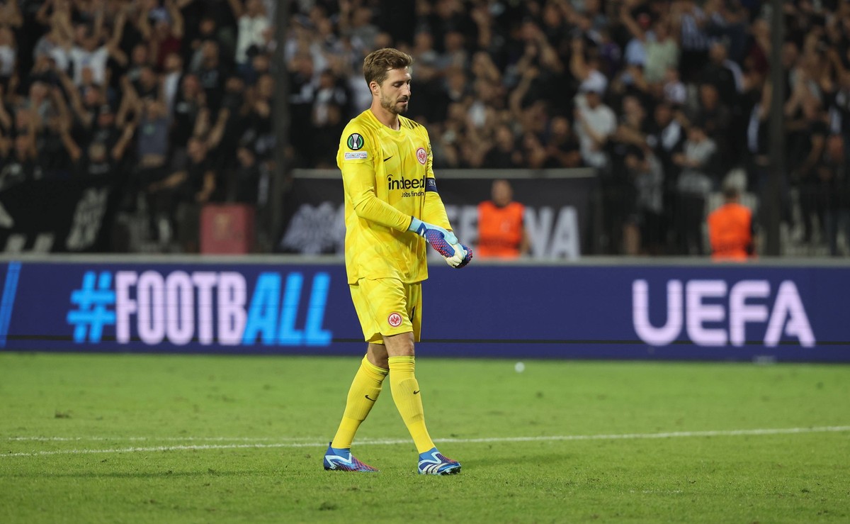05.10.2023, Fussball UEFA Europa Conference League, PAOK FC - Eintracht Frankfurt, emonline, emspor, v.l., Torwart Kevin Trapp Eintracht Frankfurt enttaeuscht, enttaeuscht schauend, dissapointed, trau ...