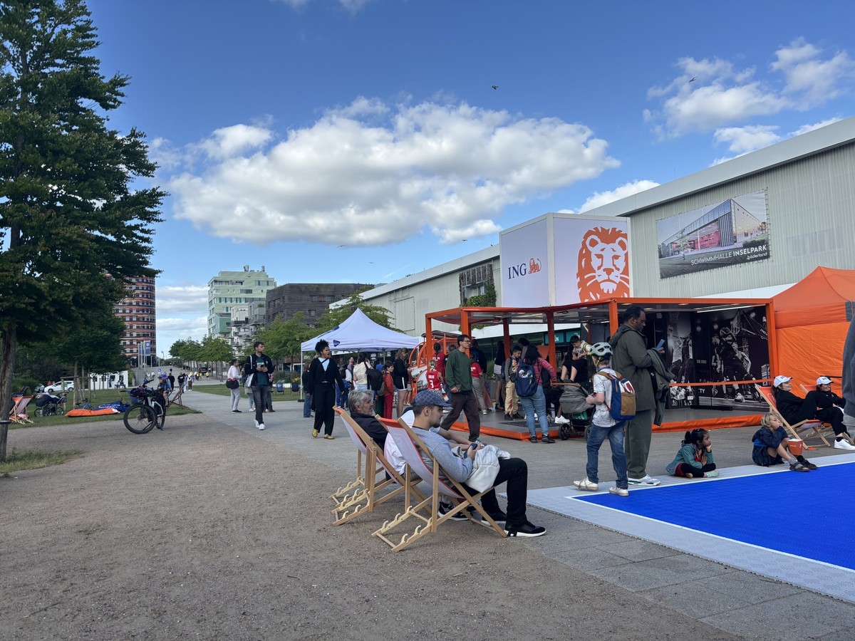 Vor der Halle der Inselpark Arena wurde eine Fanzone errichtet.