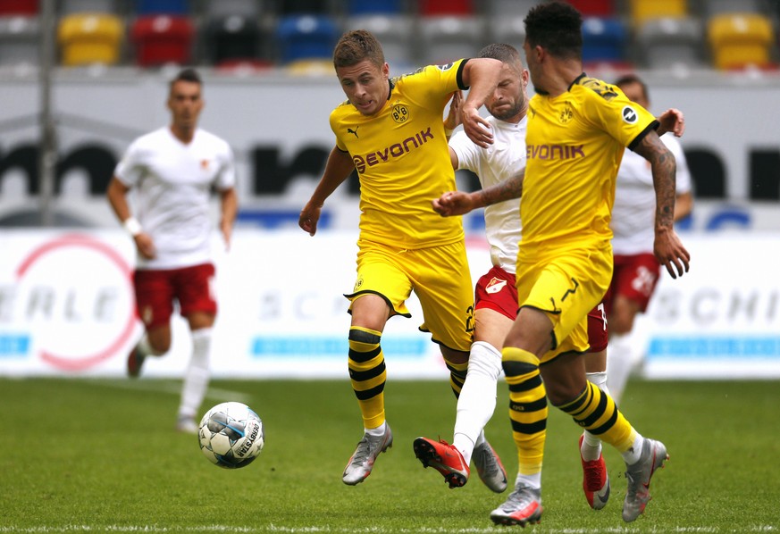 Fortuna Duesseldorf : Borussia Dortmund, 13.06.2020 Thorgan Hazard BVB, Valon Berisha F95, Jadon Sancho BVB 13.06.2020, Fussball, 1. Bundesliga, Saison 2019/20, 31. Spieltag, Fortuna Duesseldorf - Bor ...