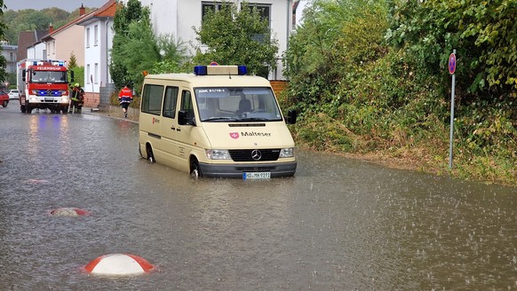 26.08.2022, Stadt in Baden-Württemberg, Wiesloch: Unwetter und Gewitter sorgen am Freitag für Überflutungen in den Straßen, die sogar der Einsatz der Rettungskräfte behindern. Starkregen setzte Straße ...