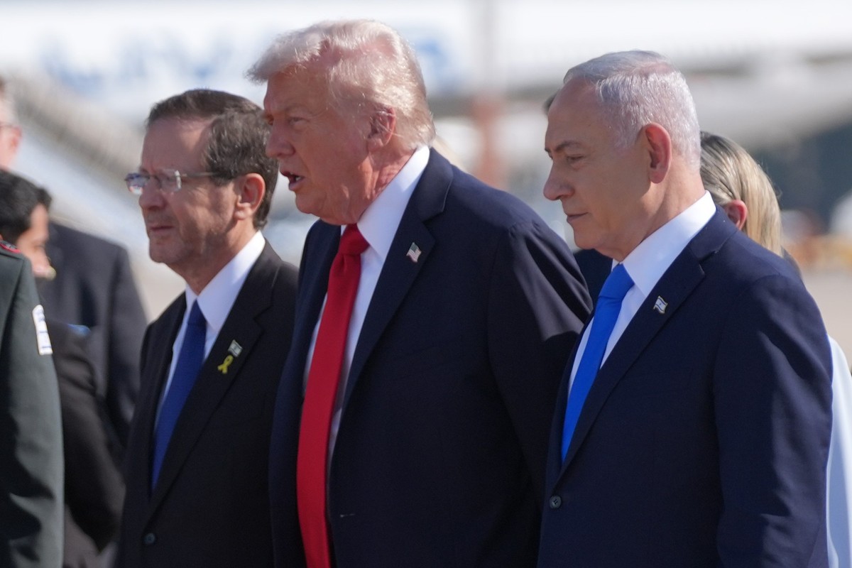 13.10.2025, Israel, Lod: Präsident Donald Trump steht mit Israels Präsident Isaac Herzog (l), und Israels Premierminister Benjamin Netanjahu am internationalen Flughafen Ben Gurion in der Nähe von Tel ...