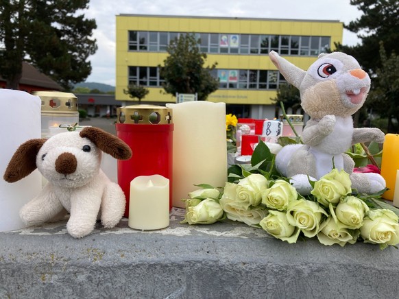 29.09.2023, Hessen, Bad Emstal: Kerzen stehen vor einer Schule. Am Donnerstag wurde die Leiche einer vermissten 14-J�hrigen aus Nordhessen in einem Waldst�ck gefunden. Die die Polizei einen Tatverd�ch ...